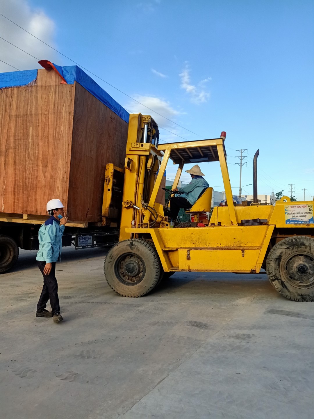 Máy móc bốc xếp hàng hóa