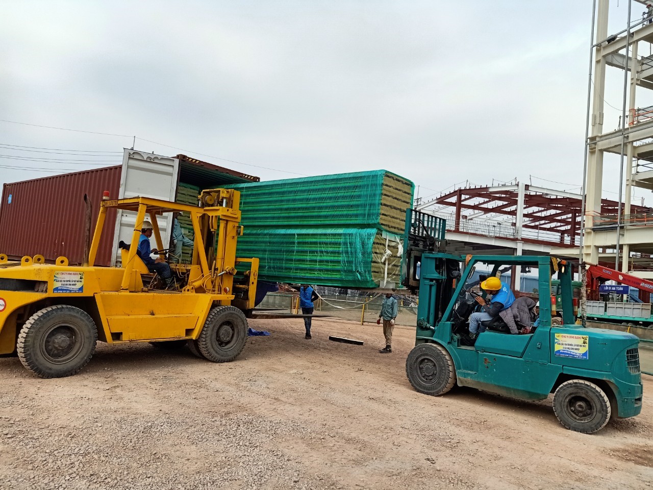 HẠ CONTAINER VÁCH_1