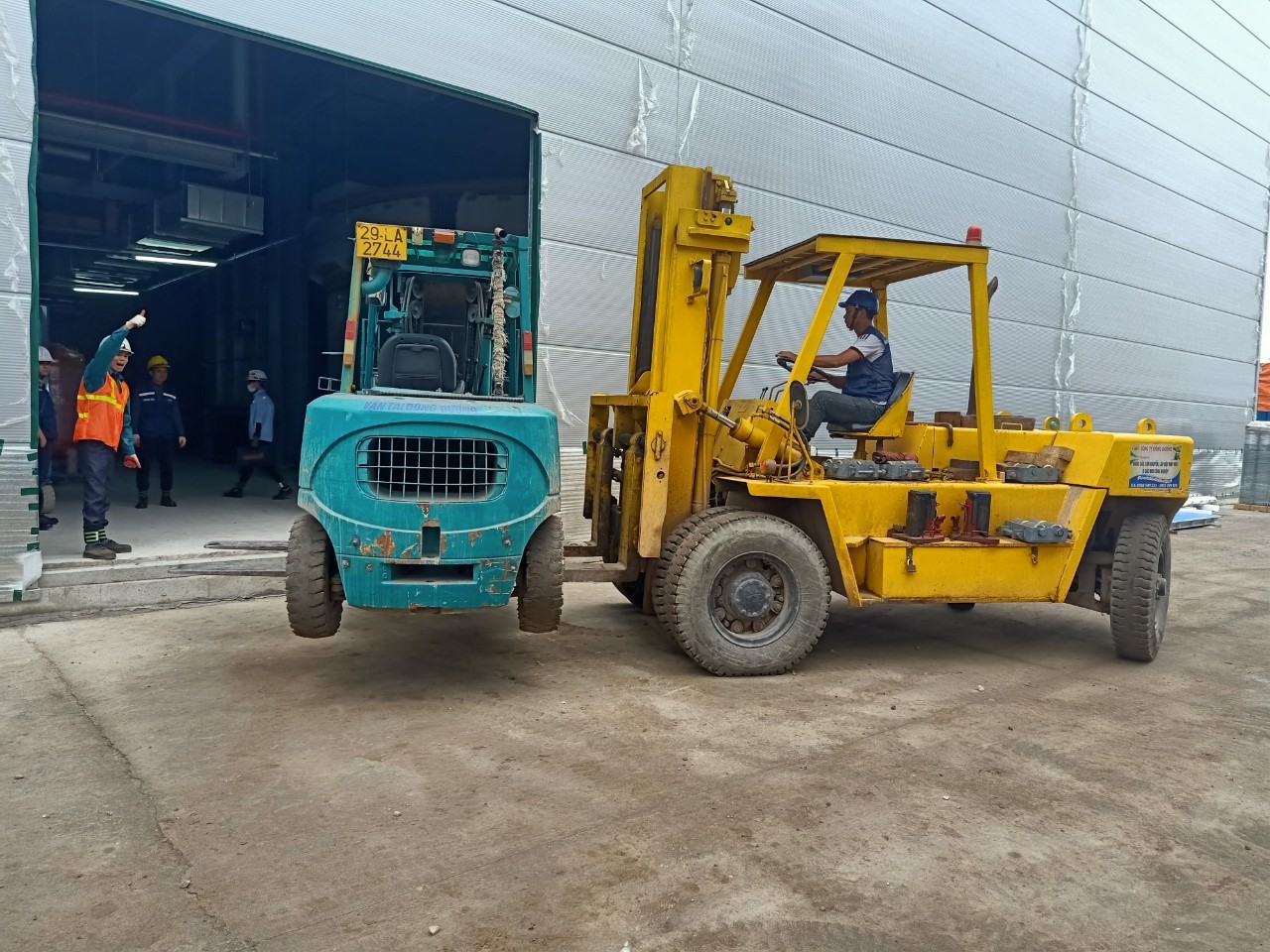 Xe nâng hạ máy qc3